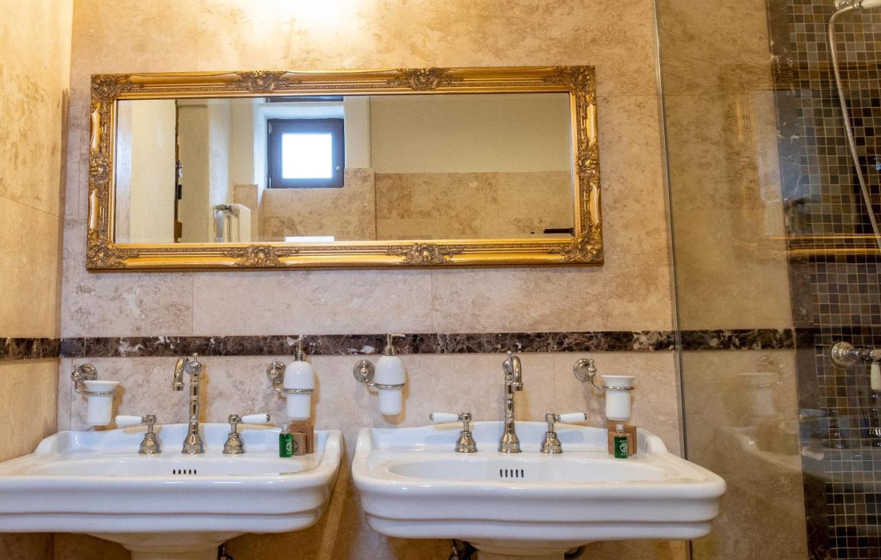 The Throne - M Museum Hotel Sighisoara Ngoại thất bức ảnh