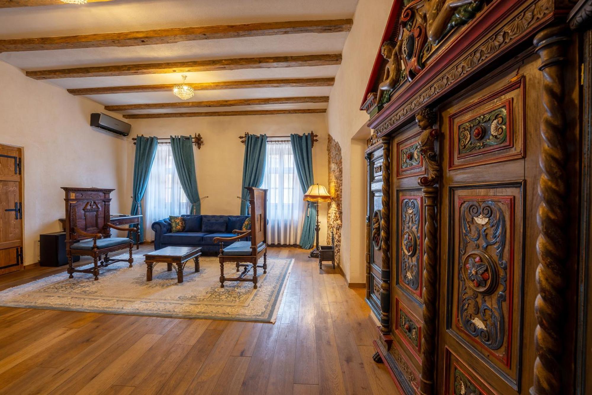 The Throne - M Museum Hotel Sighisoara Ngoại thất bức ảnh