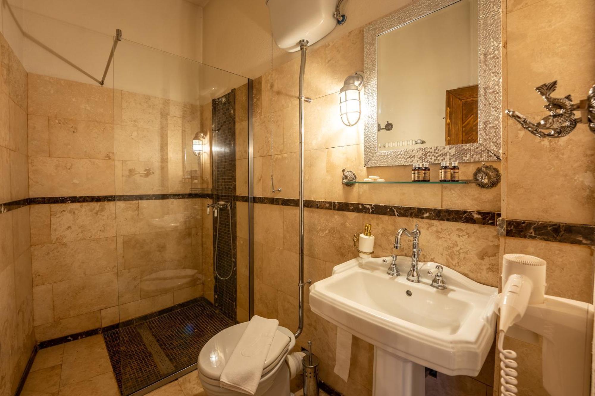 The Throne - M Museum Hotel Sighisoara Ngoại thất bức ảnh