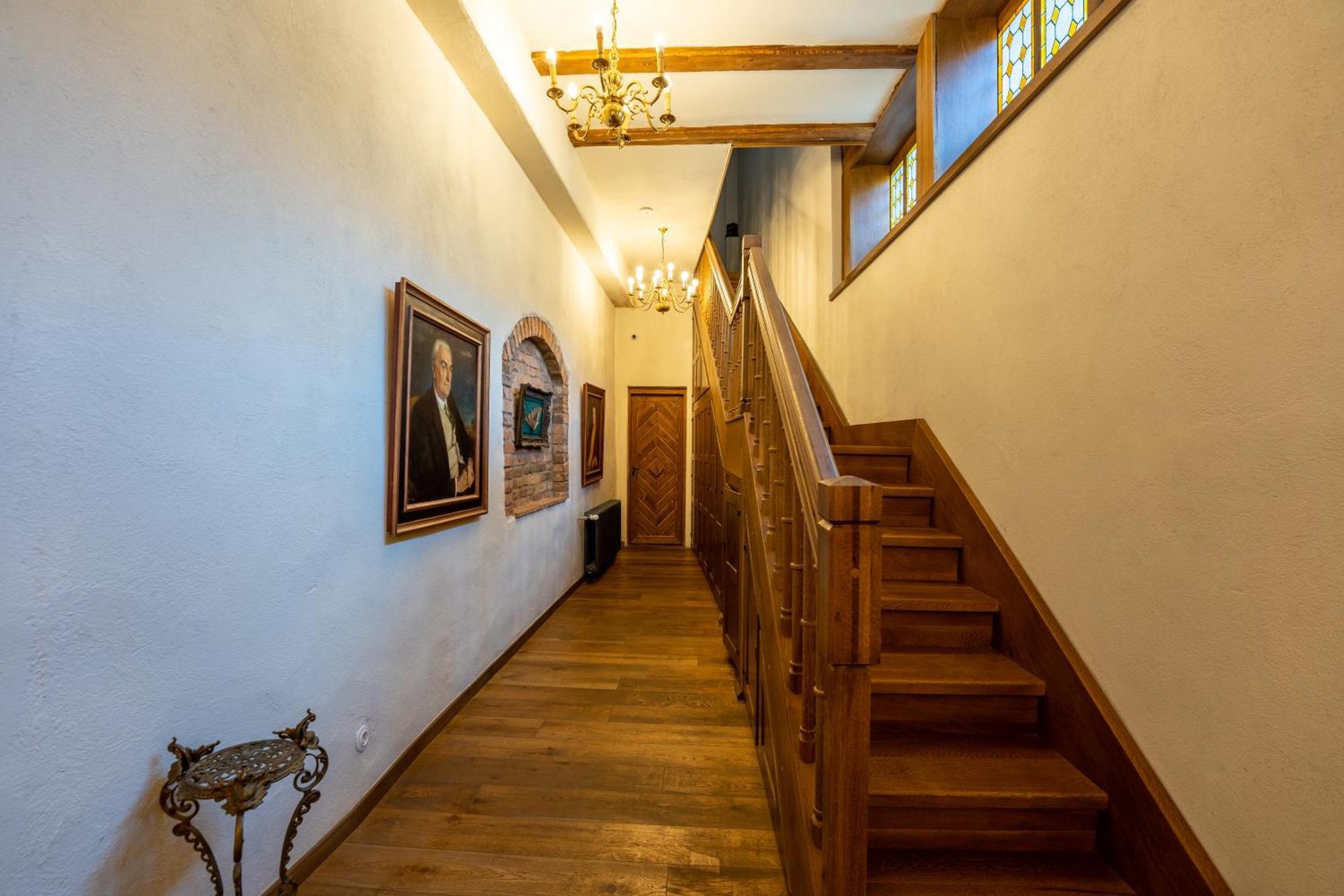 The Throne - M Museum Hotel Sighisoara Ngoại thất bức ảnh